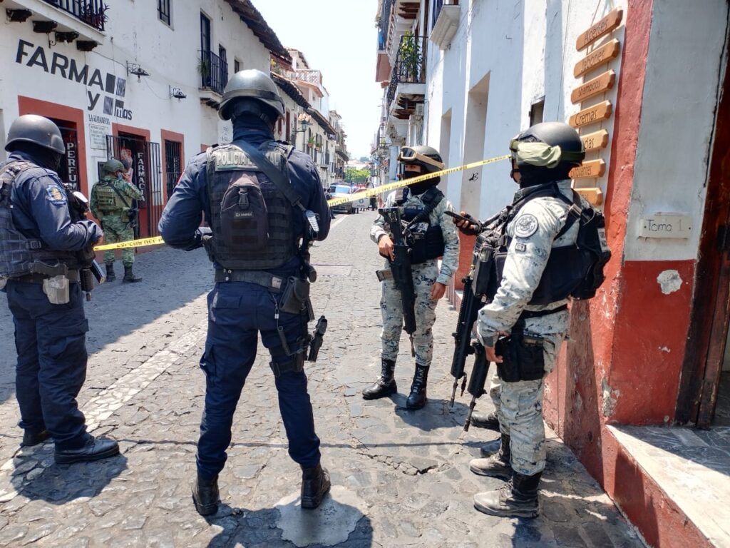 Policía municipal hiere accidentalmente con un balazo a una mujer, en Taxco