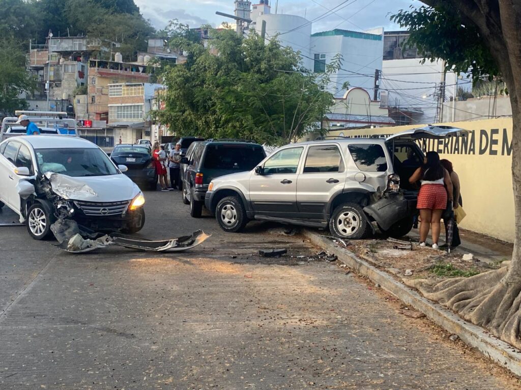 En Chilpancingo… Chocan tres jóvenes en un Sentra contra dos camionetas estacionadas