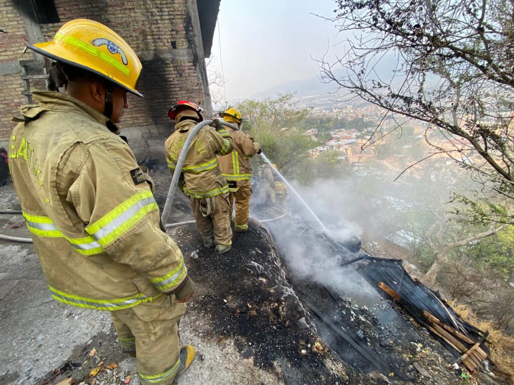 En Chilpancingo… Por quemar basura en el patio se incendia su vivienda de madera