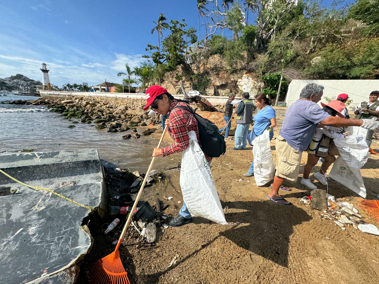 Realiza personal de la semaren guerrero jornada de limpieza en playas de Acapulco