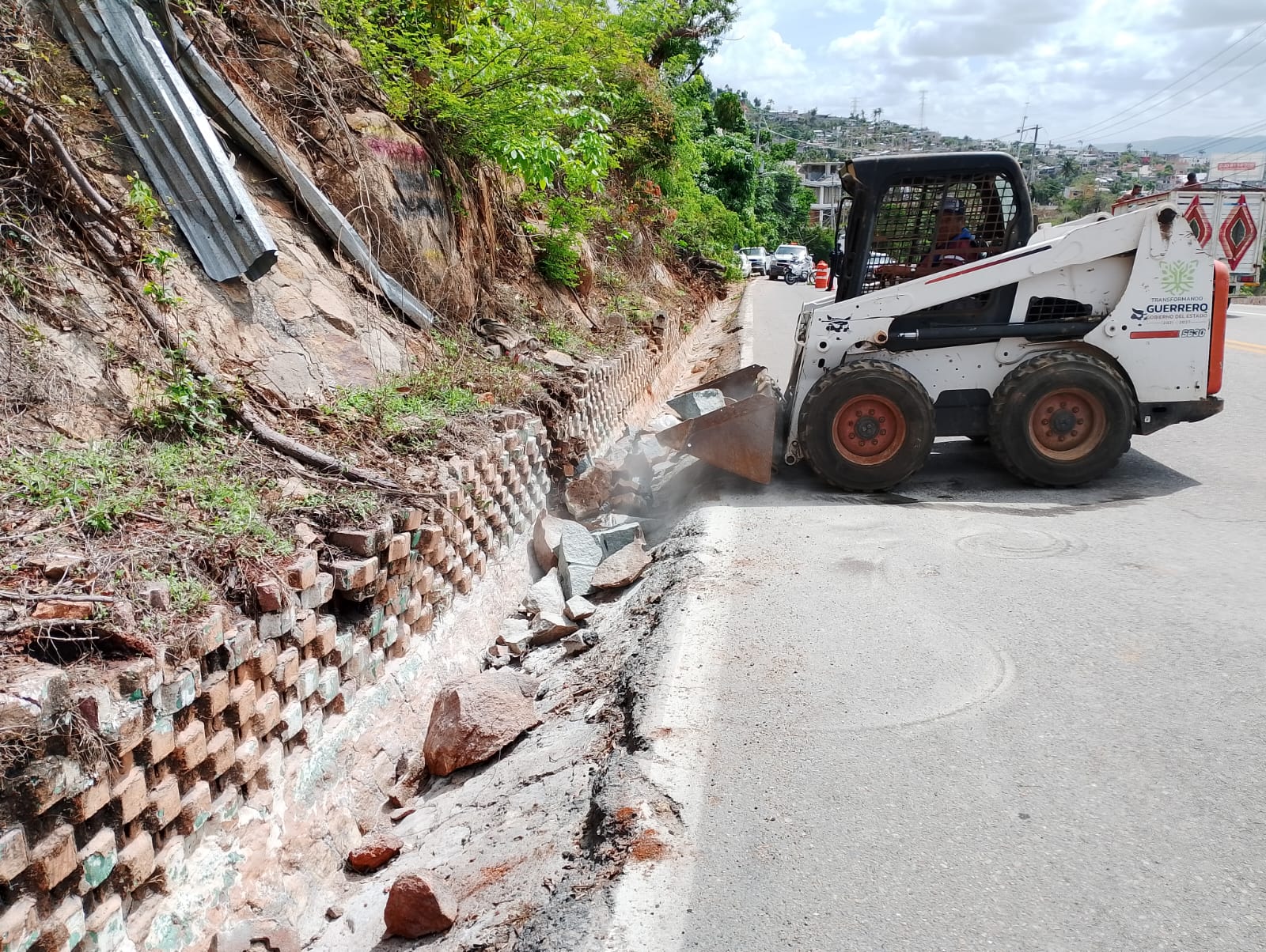 Realiza CICAEG trabajos de reparación y mantenimiento en la Av. Escénica de Acapulco