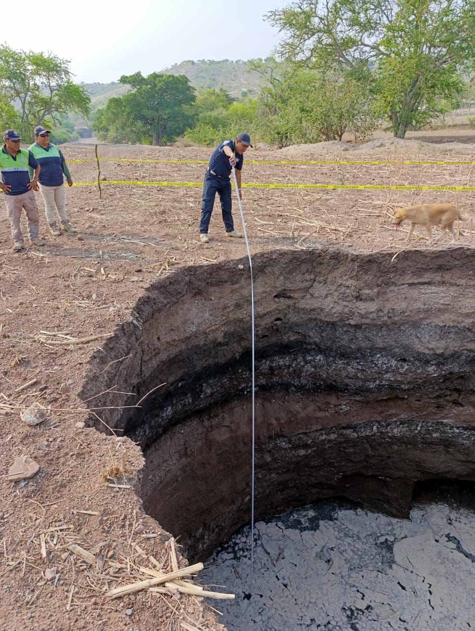 SGIRPCGRO atiende reporte de socavón en Tlapa de Comonfort