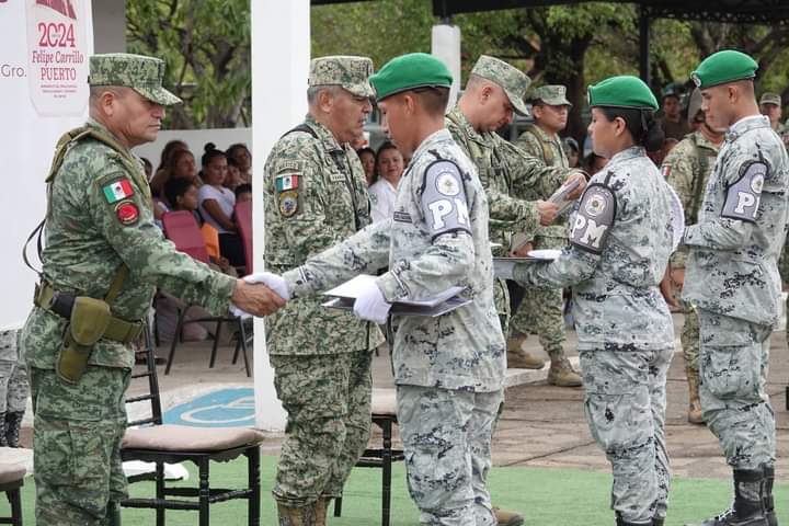 Entrega de reconocimientos por término del curso Básico de Policía Militar.