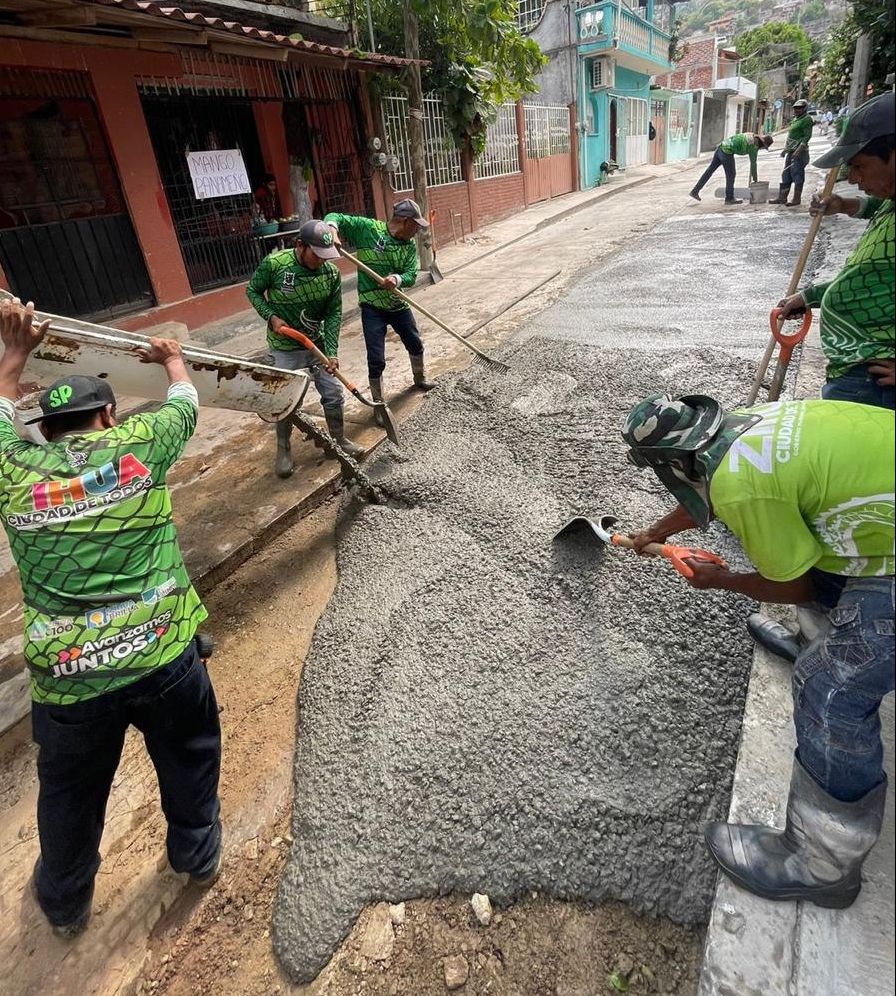Gobierno de Zihuatanejo mejora vialidades con trabajos de bacheo