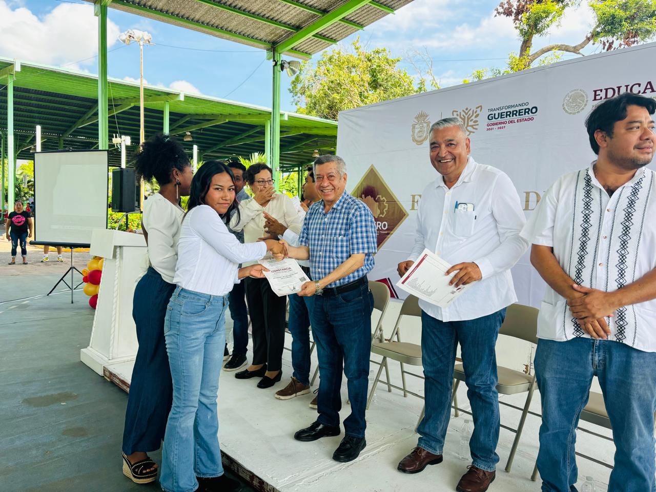 Entrega titular de la SEG constancias de capacitación para el trabajo