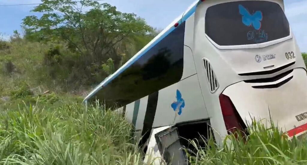 Turistas sufren accidente en La Unión a bordo de autobús