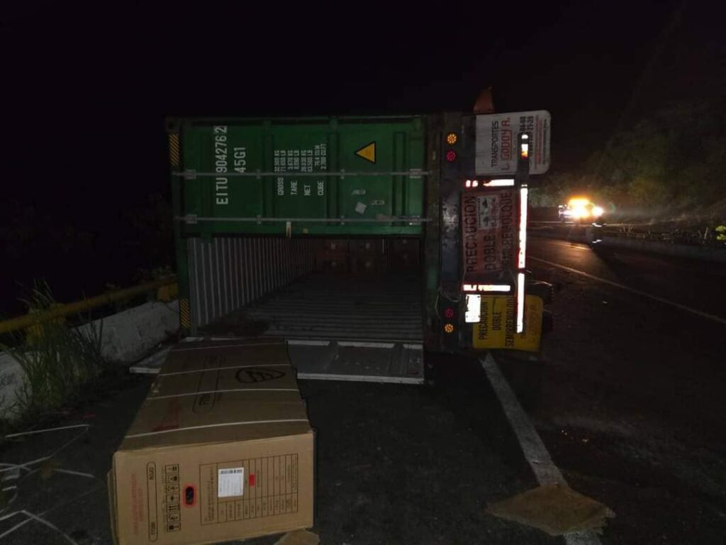 Rapiña de motos tras accidente de tractocamión en la autopista Siglo 21