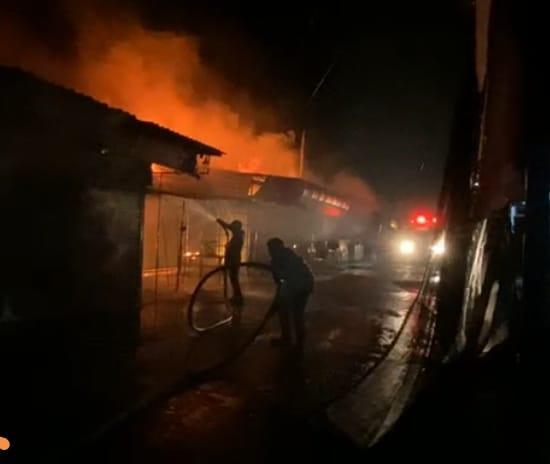 Bomberos de SGIRPCGRO sofocan incendio en mercado municipal de CD. Altamirano