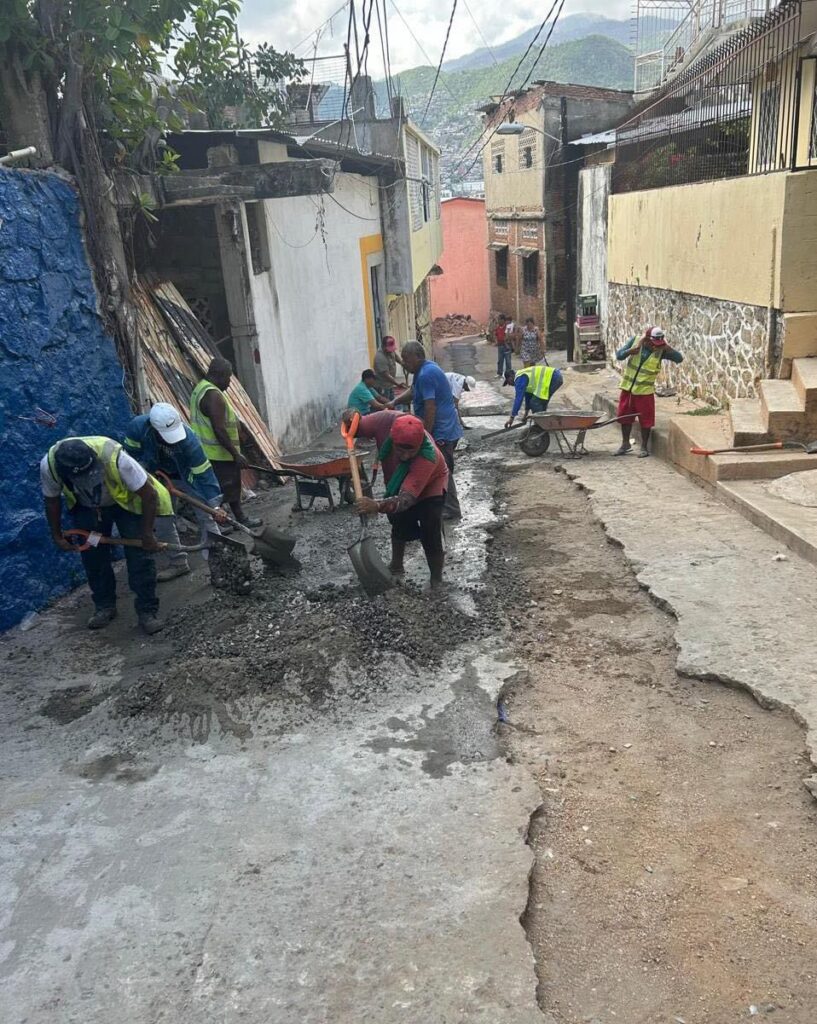 Rehabilita Gobierno de Abelina tubería de drenaje en colonia Centro