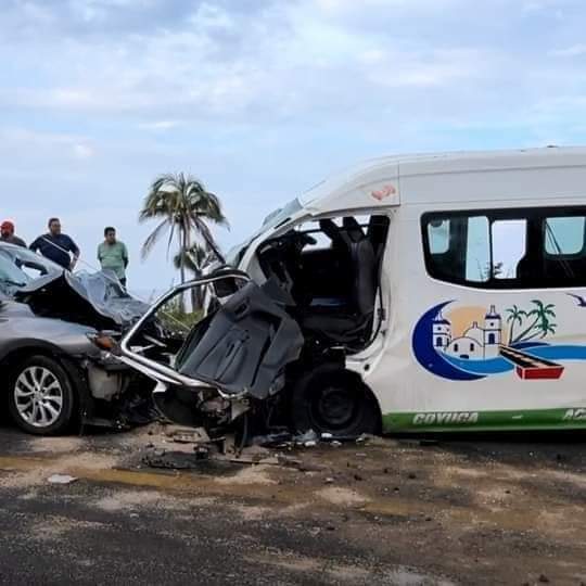 En Acapulco… Dos jóvenes muertos y 12 heridos en accidente en Pie de la Cuesta