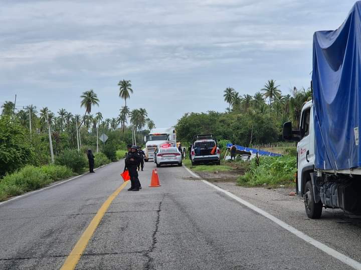 Vuelca camioneta de carga en San Jerónimo