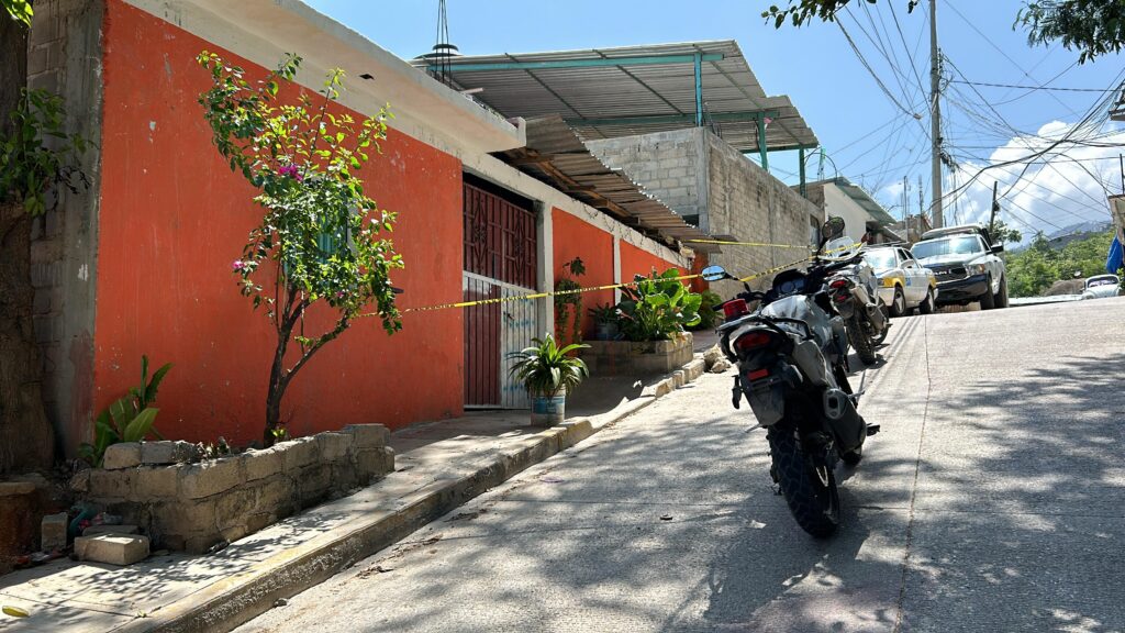 Asesinan a balazos a dos hombres dentro de una vivienda, en Acapulco