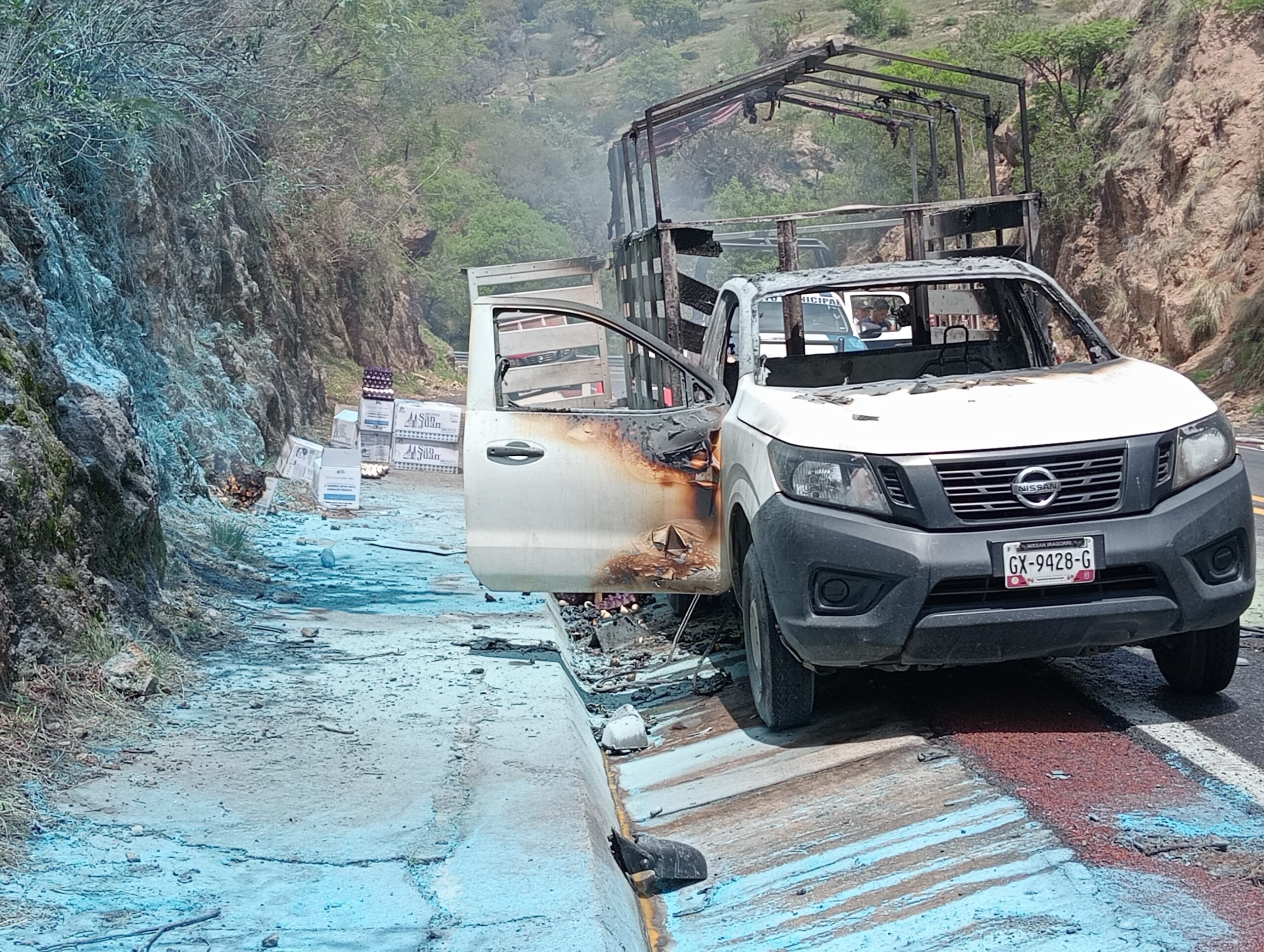 Se le incendia su camioneta cuando la conducía, en Taxco