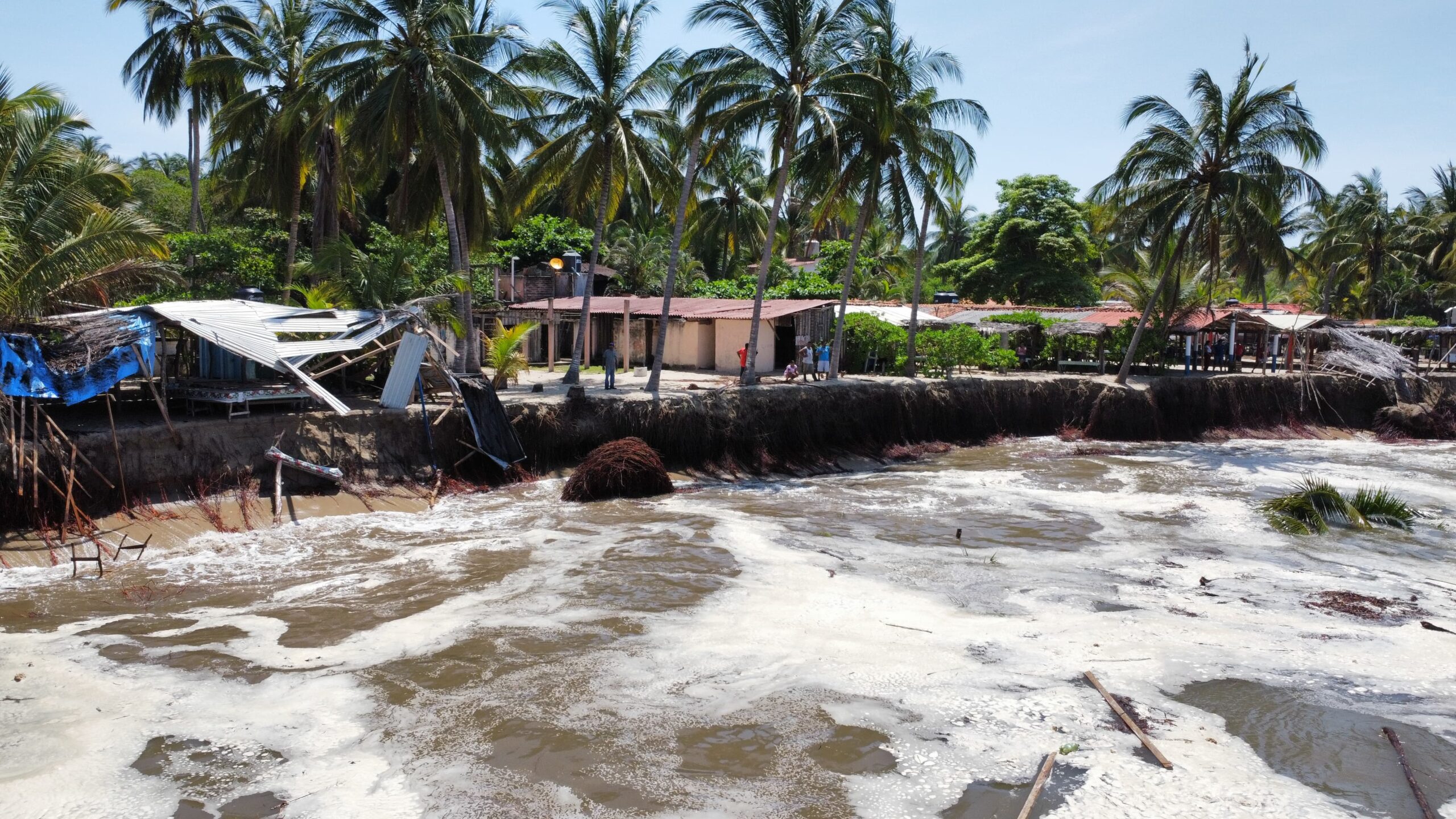 Olas marinas destruyen restaurantes en Las Peñitas, municipio de Copala