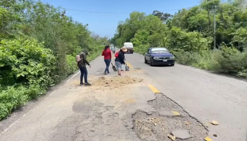 Habitantes tapan baches en la carretera Acapulco-Zihuatanejo  ante incompetencia de la SICT