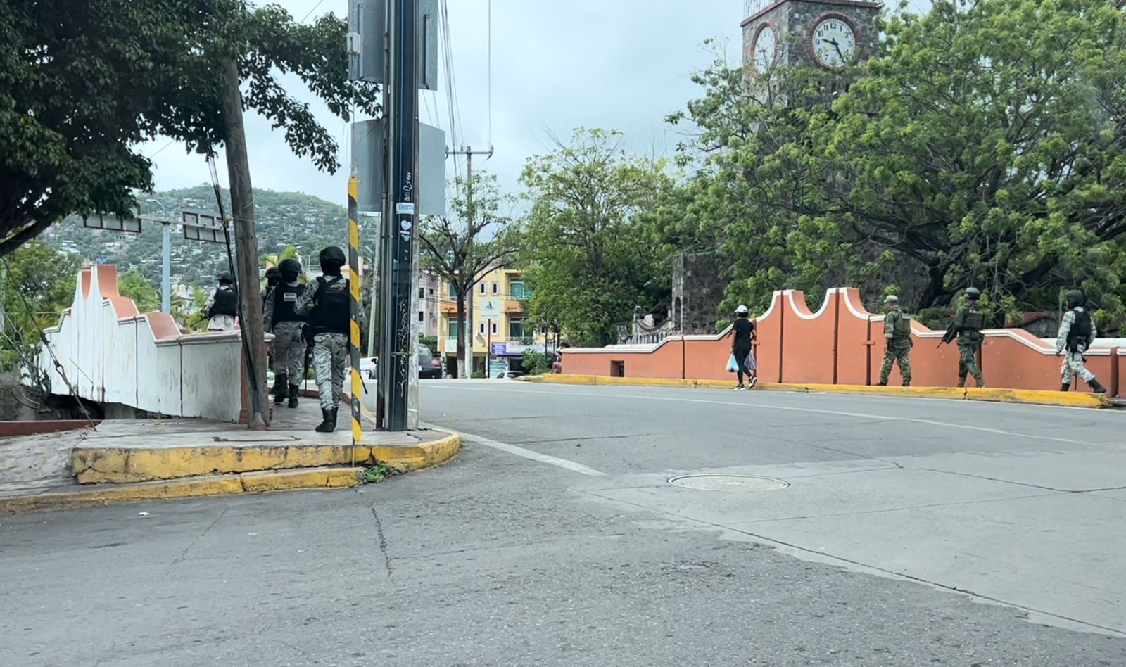 Militares y Guardia Nacional vigilan Zihuatanejo a pie