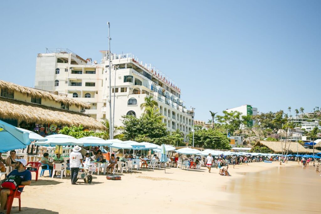 Arriban turista al Hogar del Sol para disfrutar de las vacaciones de verano