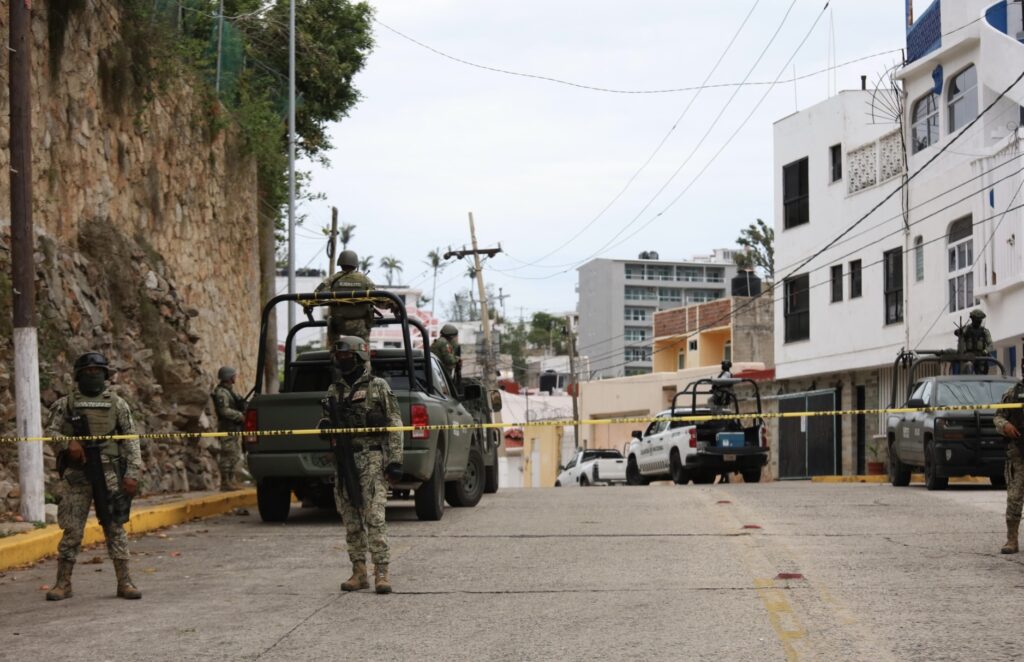 En Acapulco… Capturan a 4 hombres, 17 armas largas, 2 motos y presunta droga, en una casa de seguridad