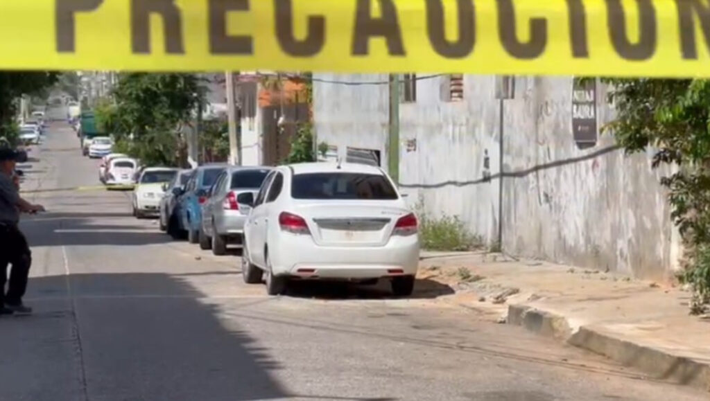 En Acapulco… Dejan en la cajuela de un auto los cuerpos de dos mujeres y un hombre ejecutados