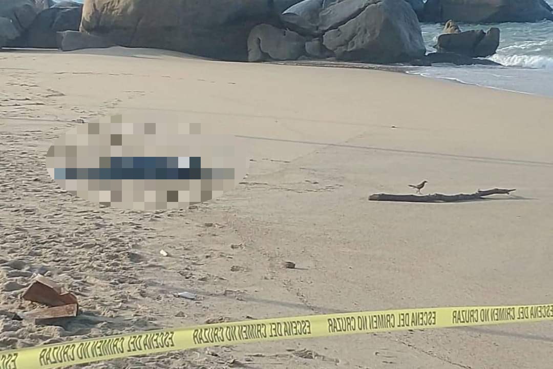 Arroja el mar a la playa el cuerpo de un presunto turista, en Acapulco