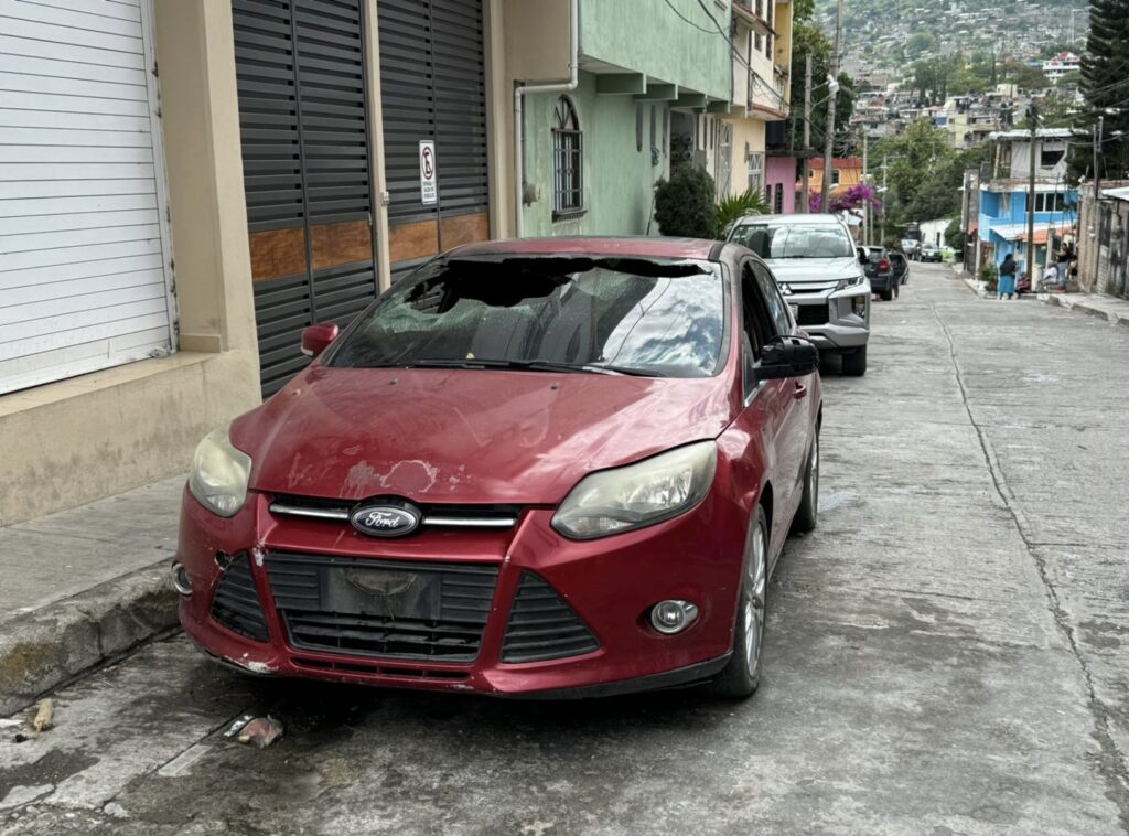 En Chilpancingo… Sujetos incendian solo parcialmente un auto en la colonia Galeana