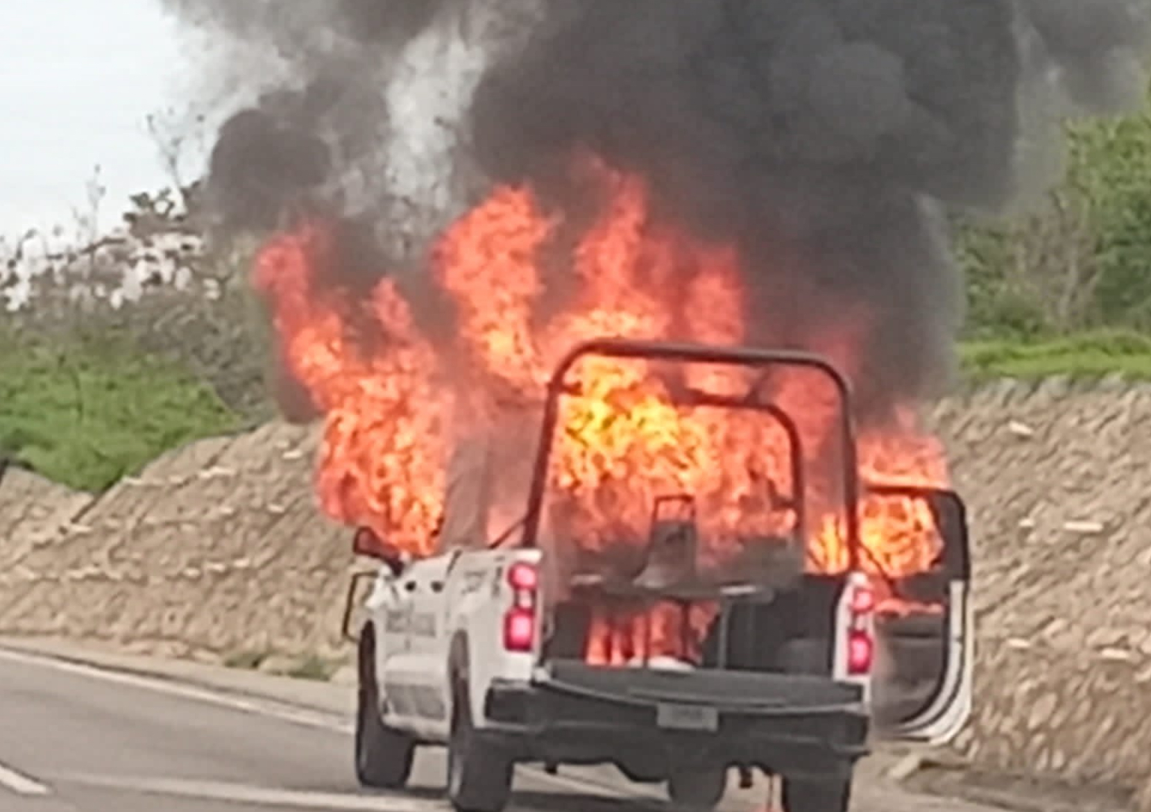 En Acapulco… Se incendia en su totalidad una patrulla de la Guardia Nacional