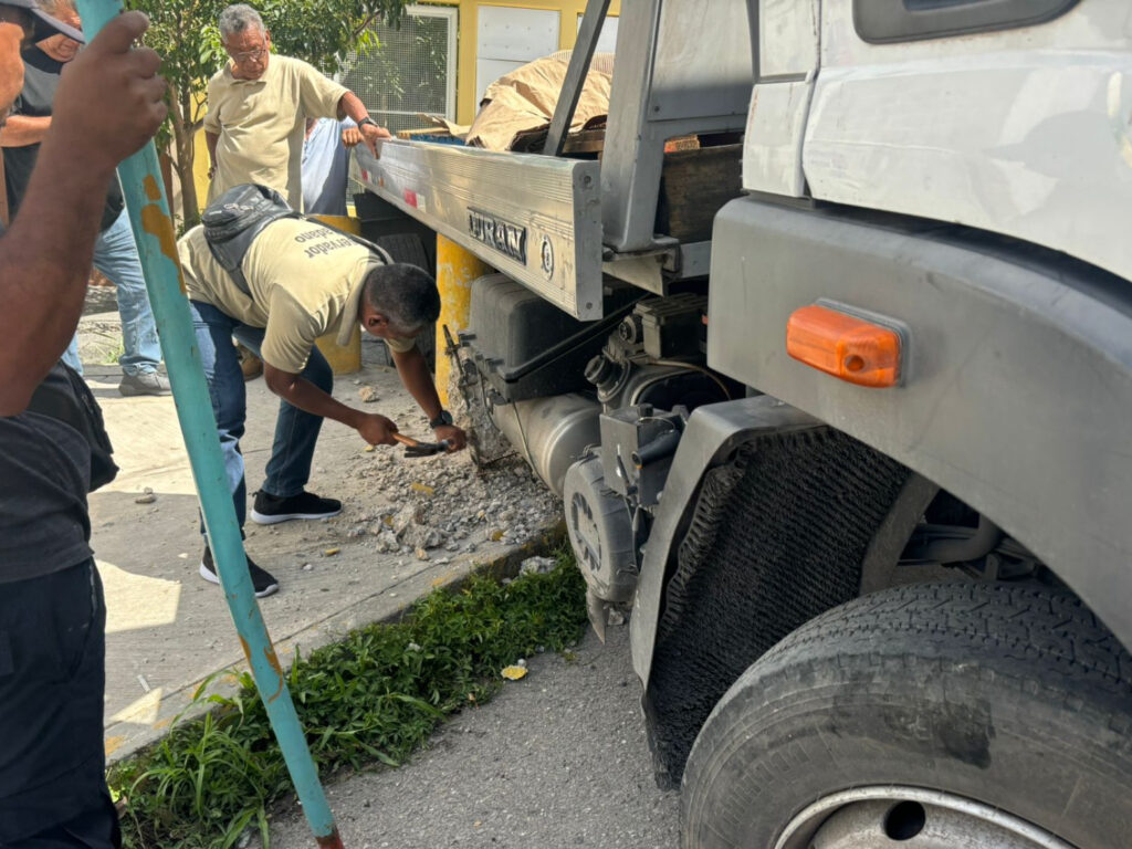 En Chilpancingo… Civiles operan grúa de la Subsecretaría de Tránsito; la chocaron y la abandonaron