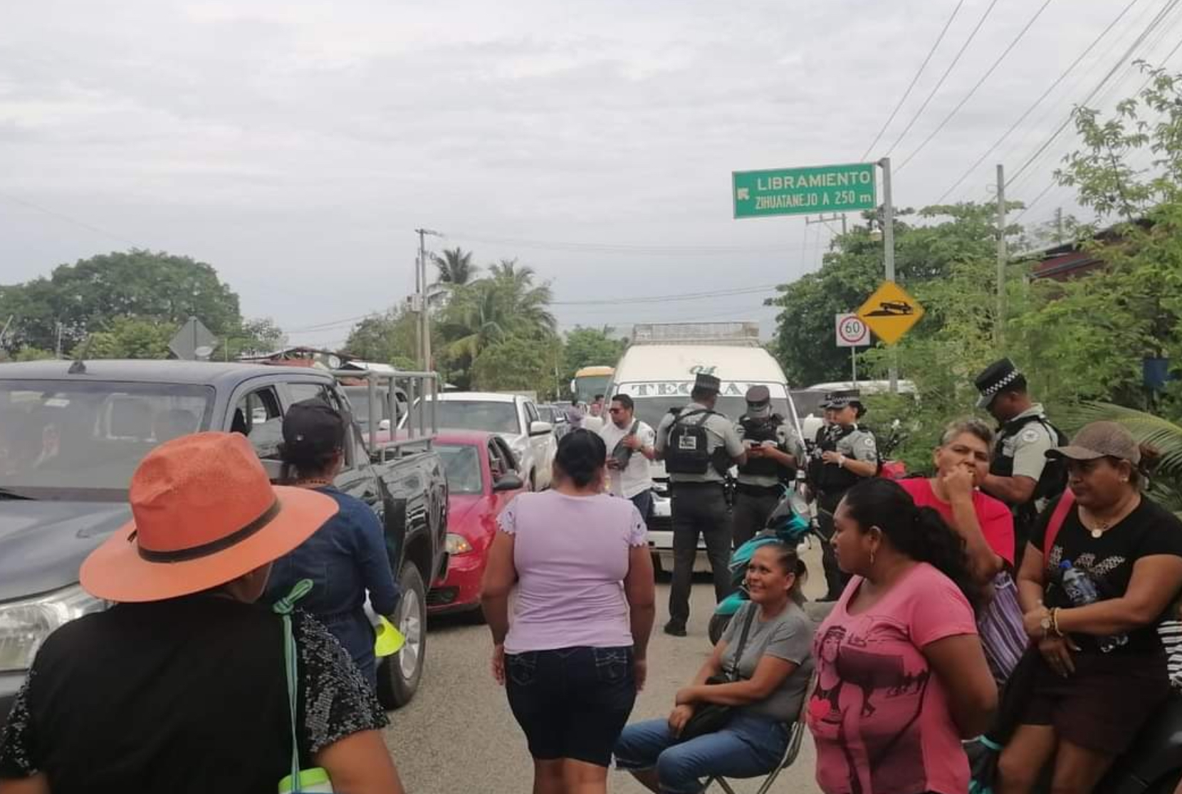 Damnificados de Max en Tecpan… Advierten que bloquearán totalmente carretera Aca-Zihua; Iván Hernández no los atiende