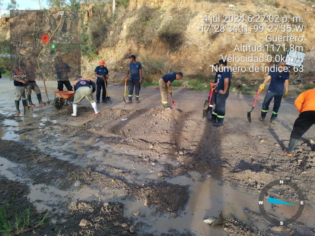 Personal de SGIRPCGRO atiende escurrimientos y retira material sólido por tormenta local al sur de Chilpancingo