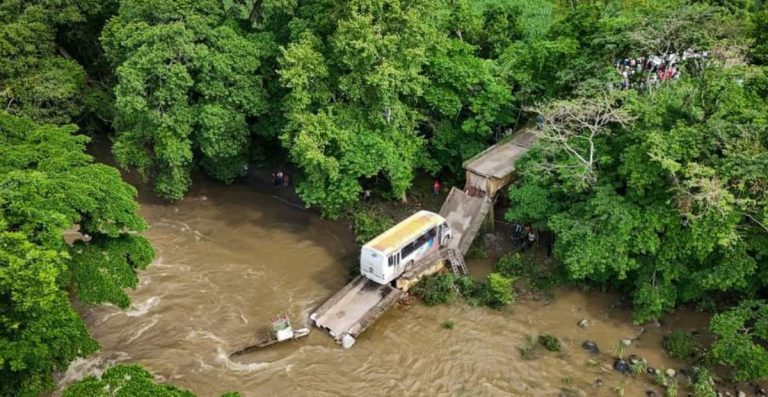 Derrumbe de puente en Veracruz deja un muerto y seis heridos