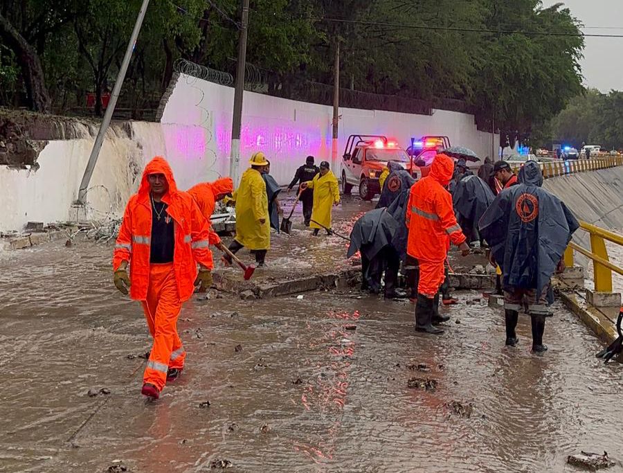 SGIRPCGRO atiende incidencias generadas por tormenta local en Chilpancingo