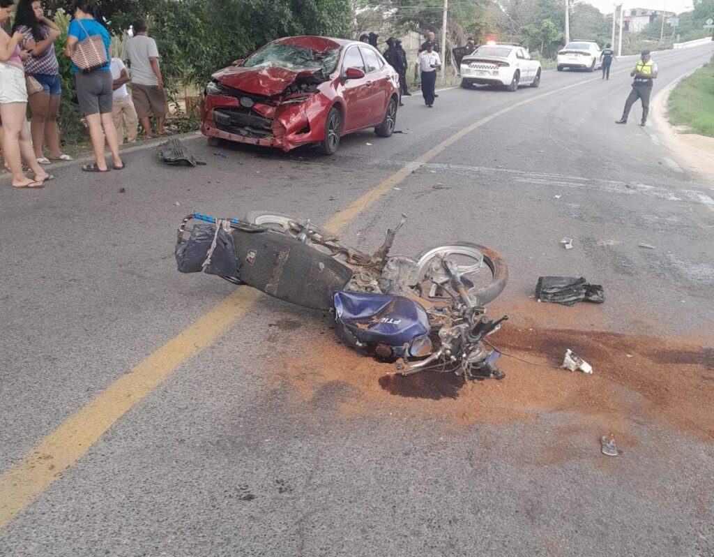 Pierde la vida motociclista tras impactarse con un auto en Zihuatanejo