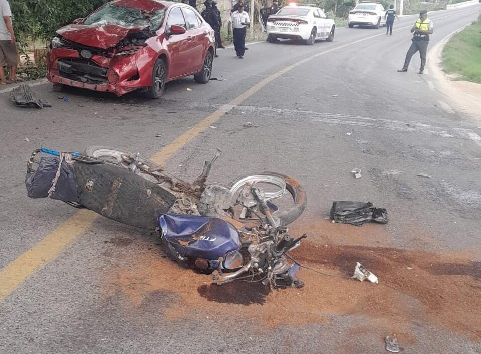 Pierde la vida motociclista tras impactarse con un auto en Zihuatanejo