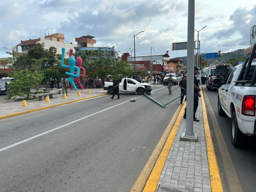 Muere conductor en ataque armado cuando conducía por el centro de Zihuatanejo