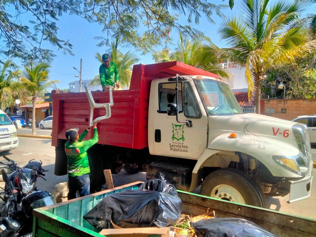 Gobierno municipal mantiene limpio Zihuatanejo durante la temporada vacacional de verano