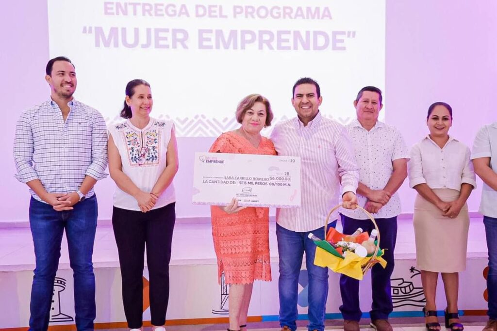 Presidente Jorge Sánchez Allec entrega apoyos crediticios a más de 80 mujeres emprendedoras