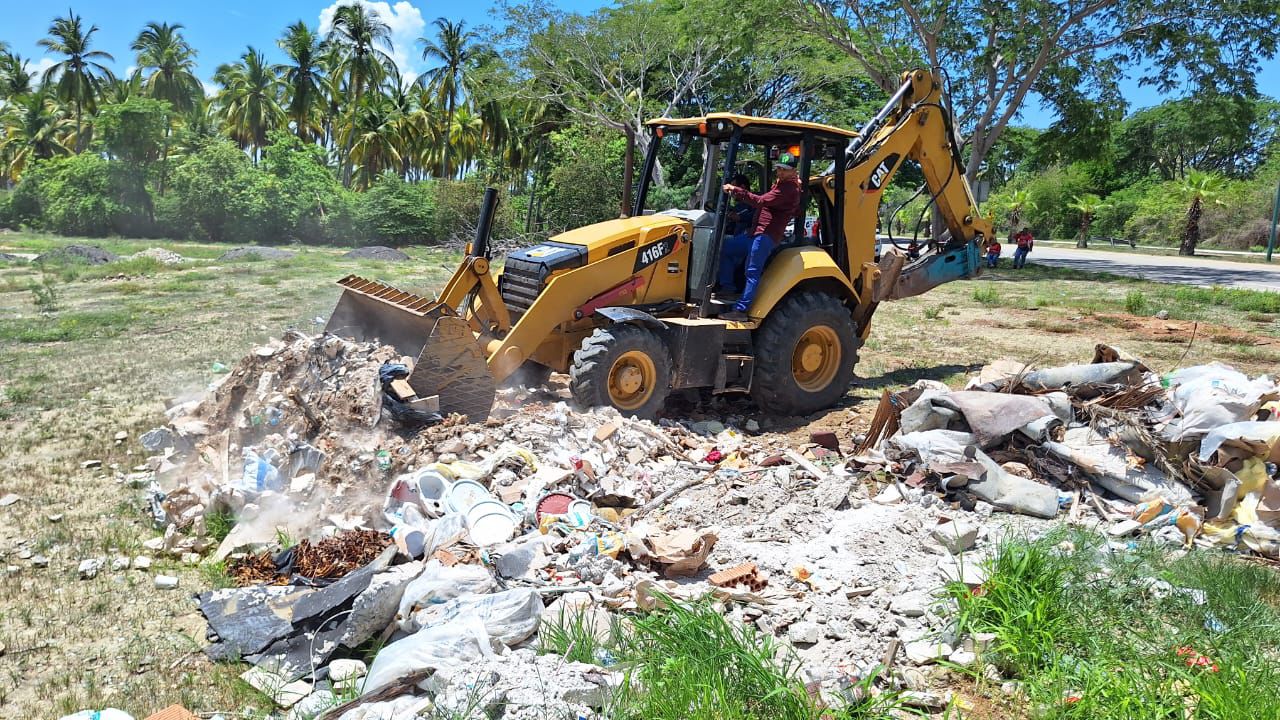 Gobierno de Zihuatanejo avanza en trabajos de limpieza en caminos y carreteras