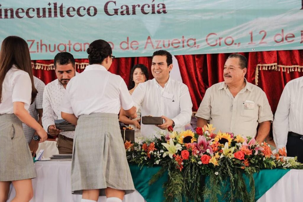 Jorge Sánchez Allec apadrina a alumnos egresados de secundaria Eva Sámano de López Mateos