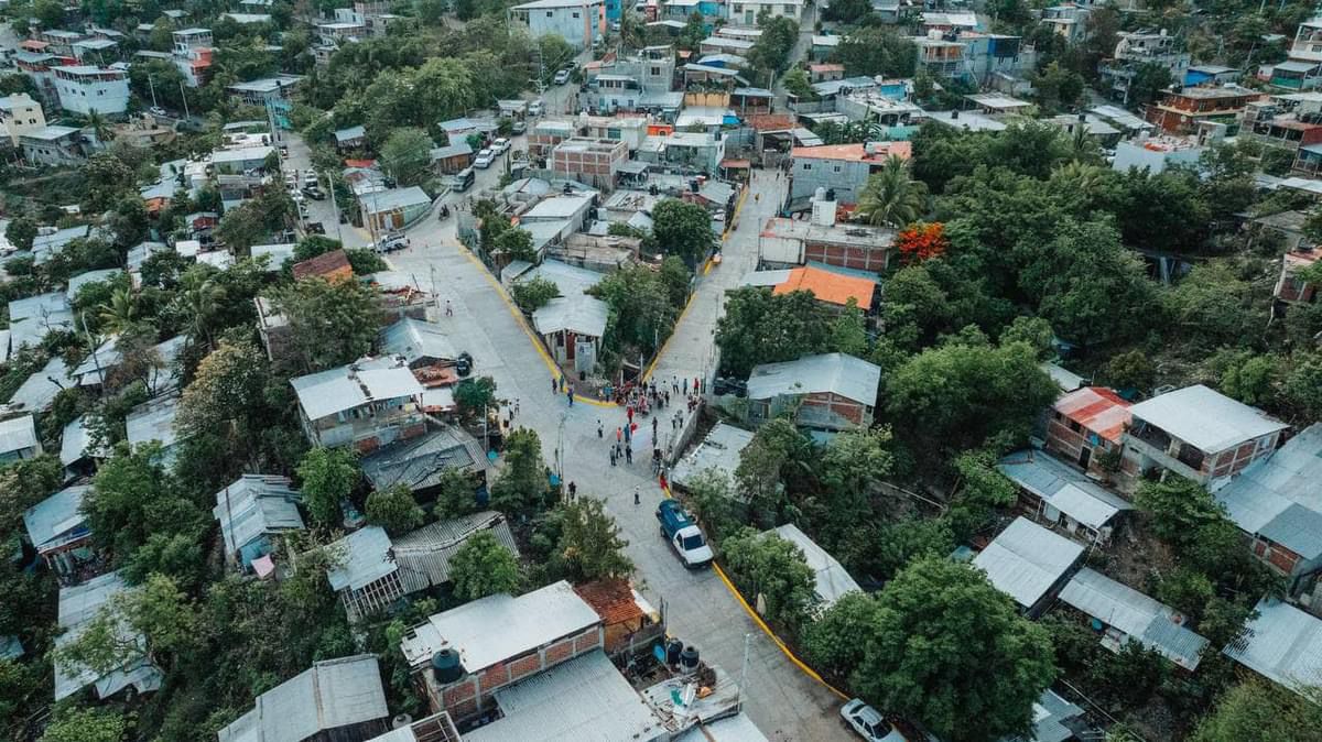 Alcalde Jorge Sánchez Allec entrega calle pavimentada a familias de colonia Buenos Aires