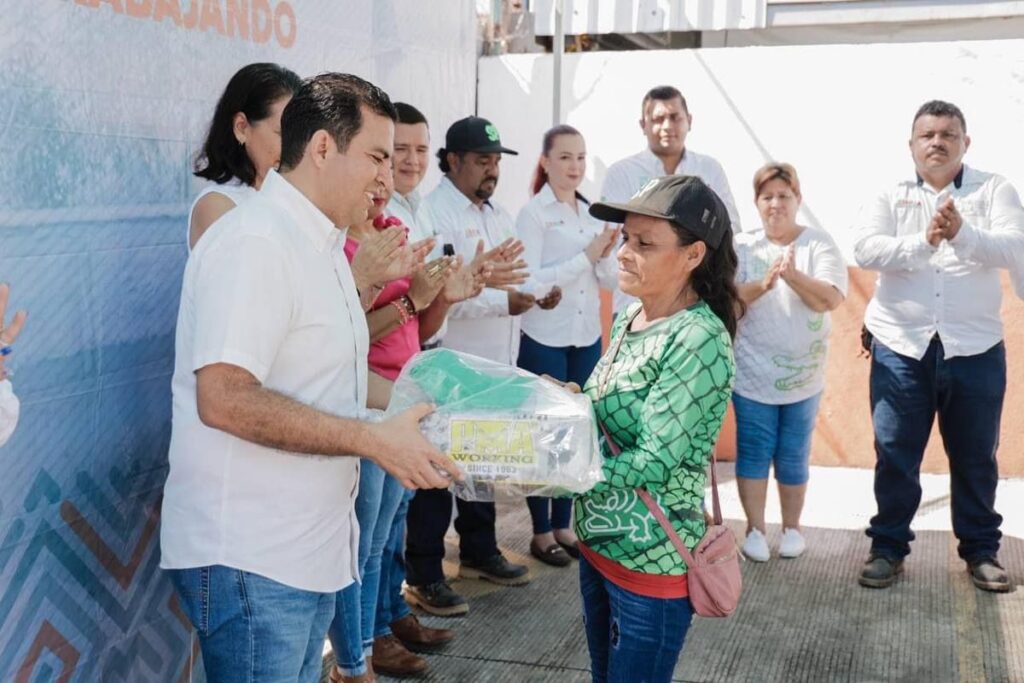 Presidente Jorge Sanchez Allec entrega equipo y uniformes al personal de Servicios Públicos