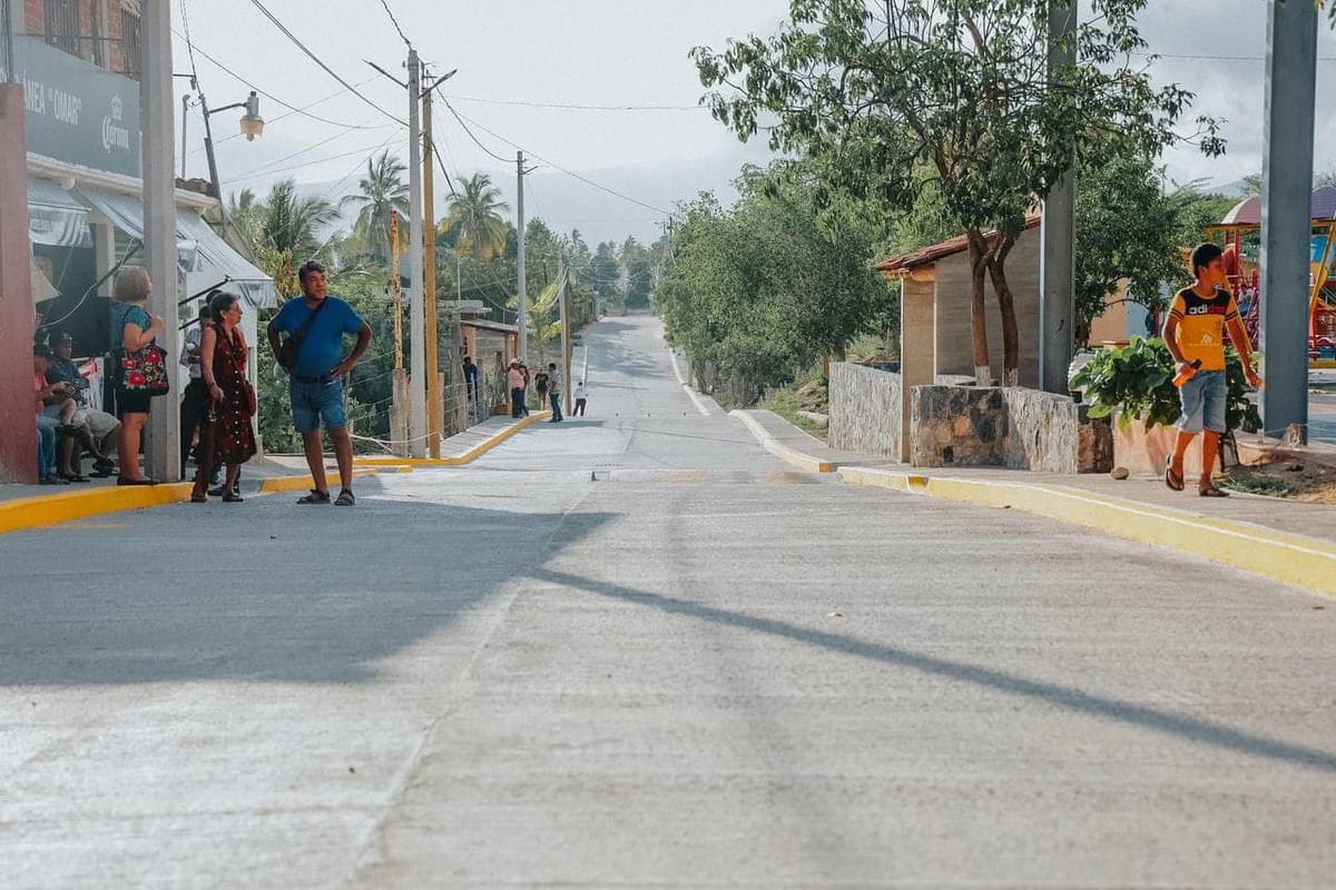 Inaugura presidente Jorge Sánchez Allec calle pavimentada en colonia Aeropuerto