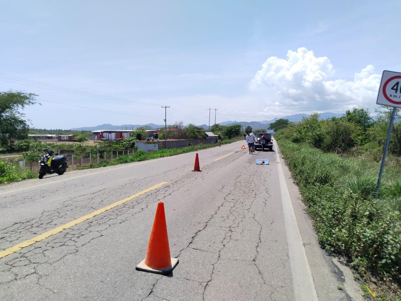 Se suman más pobladores al bacheo de la carretera Acapulco-Zihuatanejo