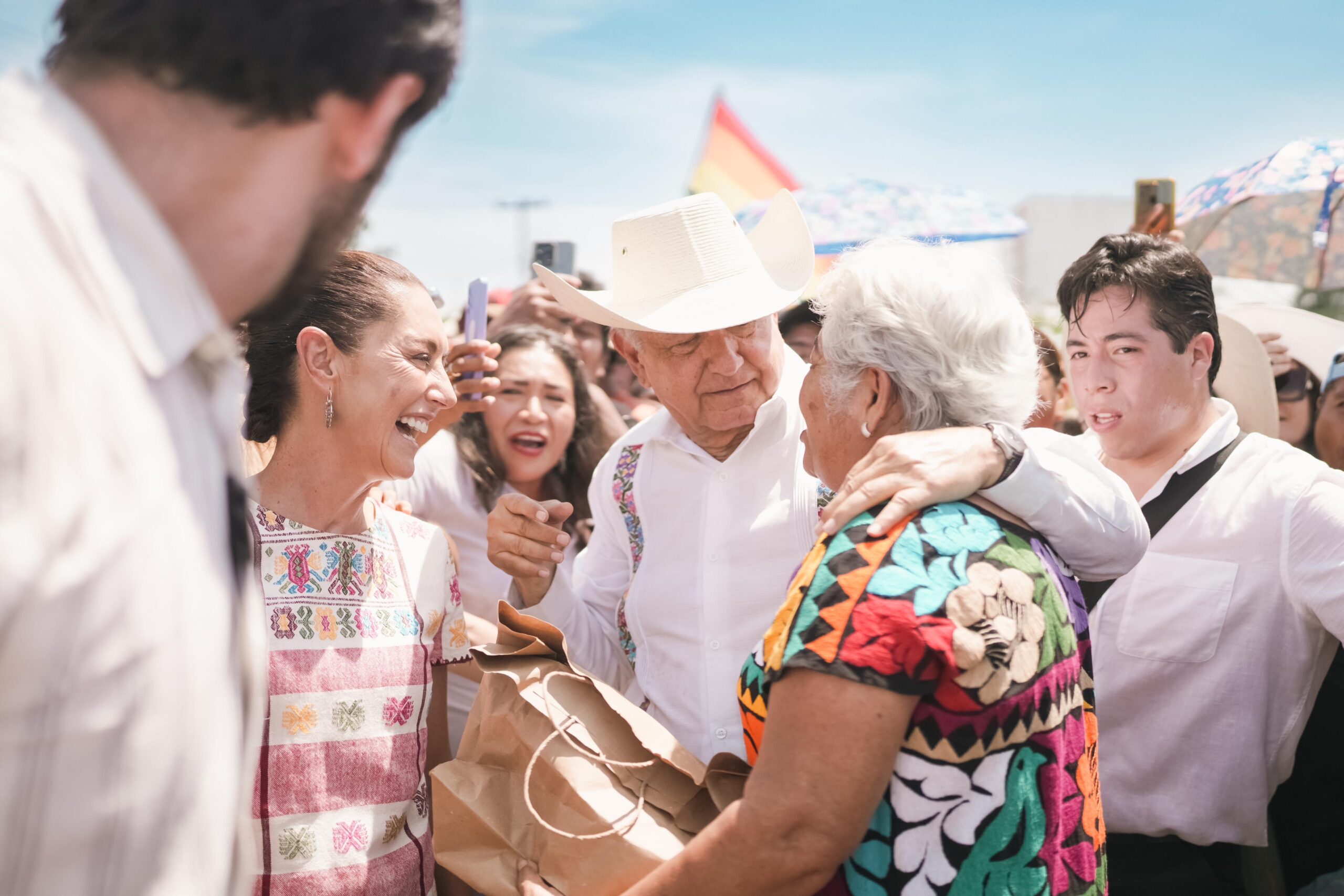 Vamos a seguir construyendo caminos artesanales para comunicar a Guerrero: Claudia Sheinbaum