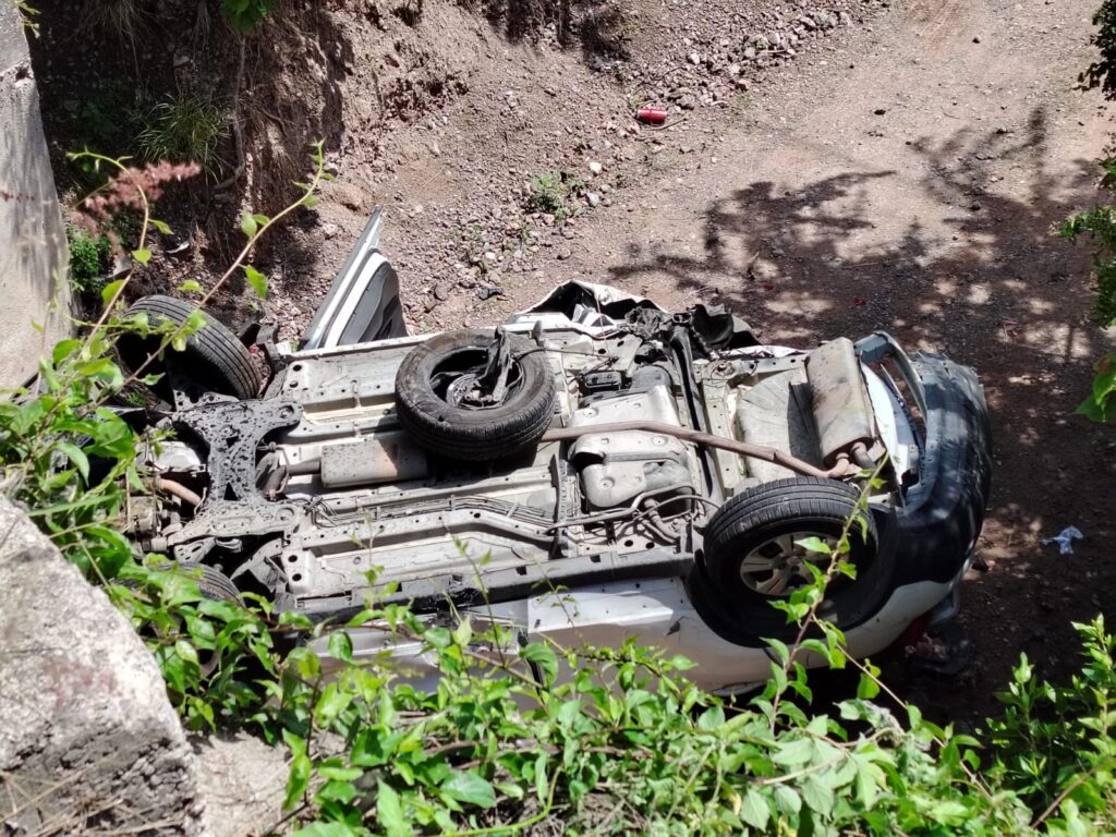 En Chilpancingo… Muere mujer de la tercera edad y resultan heridos 4 en volcadura de una camioneta