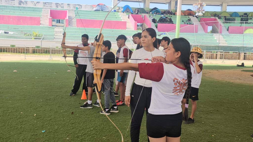 Niñas, niños y adolescentes participan en el curso de verano de la Unidad Deportiva Acapulco