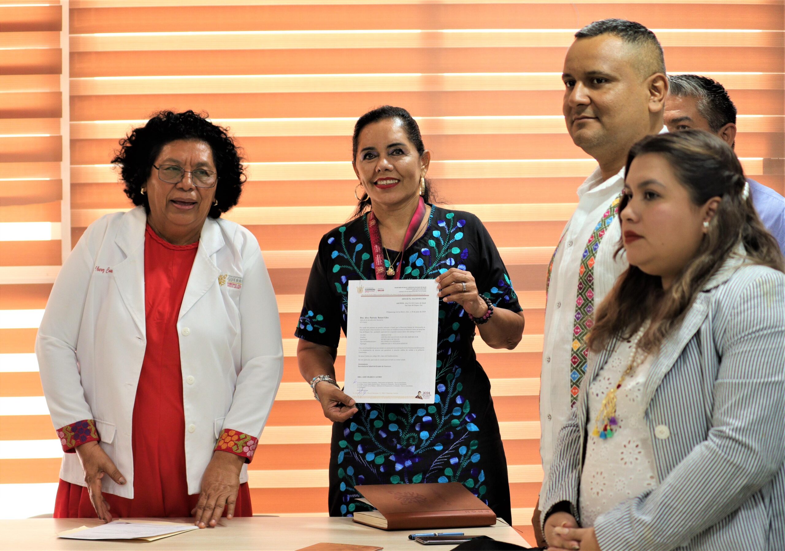 Entrega Aidé Ibarez la Clave Única de Establecimientos en Salud (CLUES), al Centro de Salud de San Juan del Reparo Sur