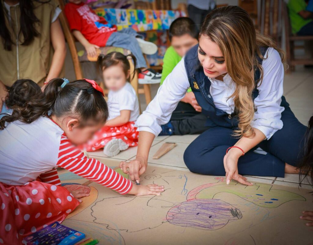 La gobernadora Evelyn Salgado Pineda y la Presidenta del DIF Guerrero Liz Salgado Pineda conviven con niñas y niños de la Casa Hogar de Chilpancingo