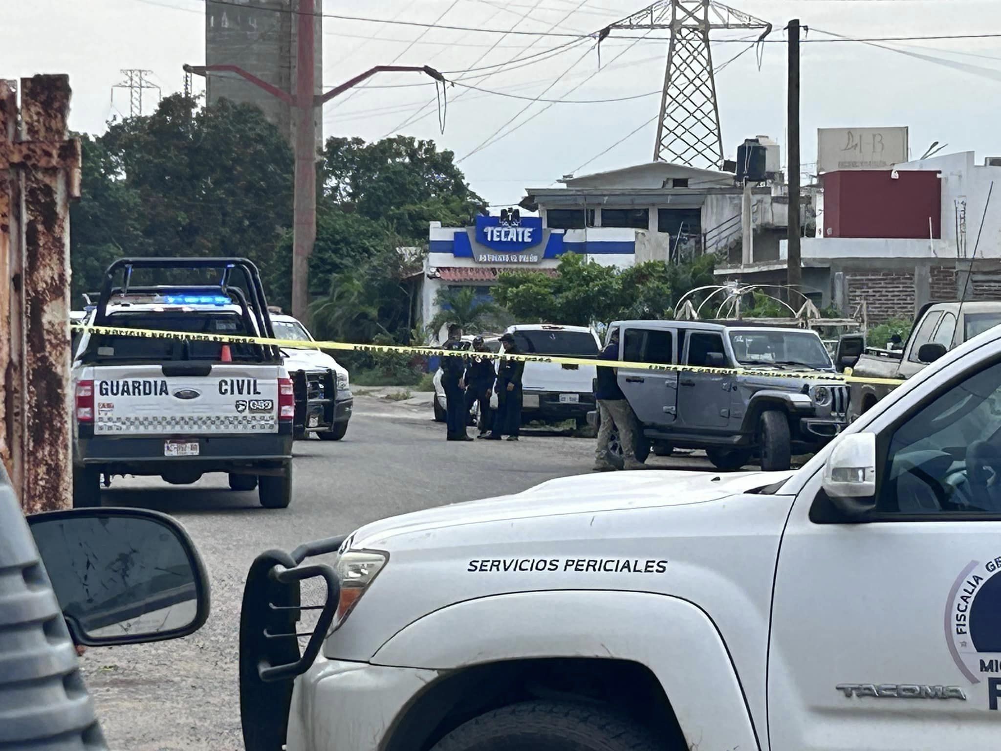 Dos detenidos en Lázaro Cárdenas luego de robo de una camioneta en Zihuatanejo