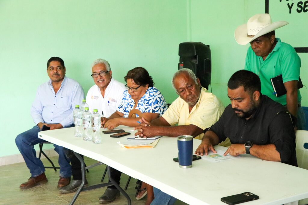 Atiende titular de Sagadegro, Alejandro Zepeda a pescadores y agricultores de Tres Palos