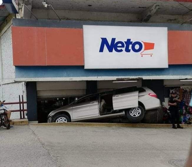 Choca contra tienda en Atoyac